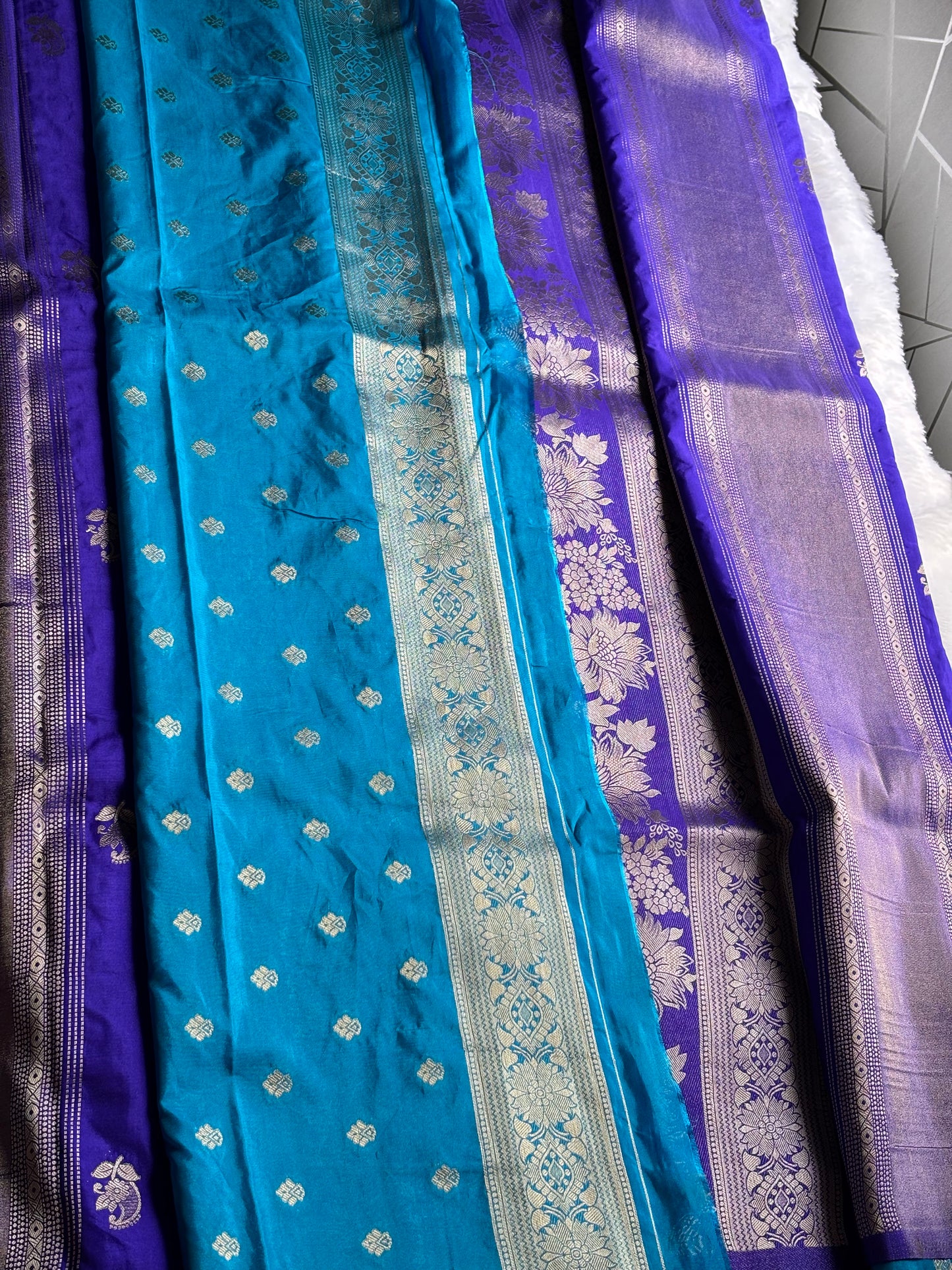 SOFT SILK DESIGNER SAREE (BORDERLESS)