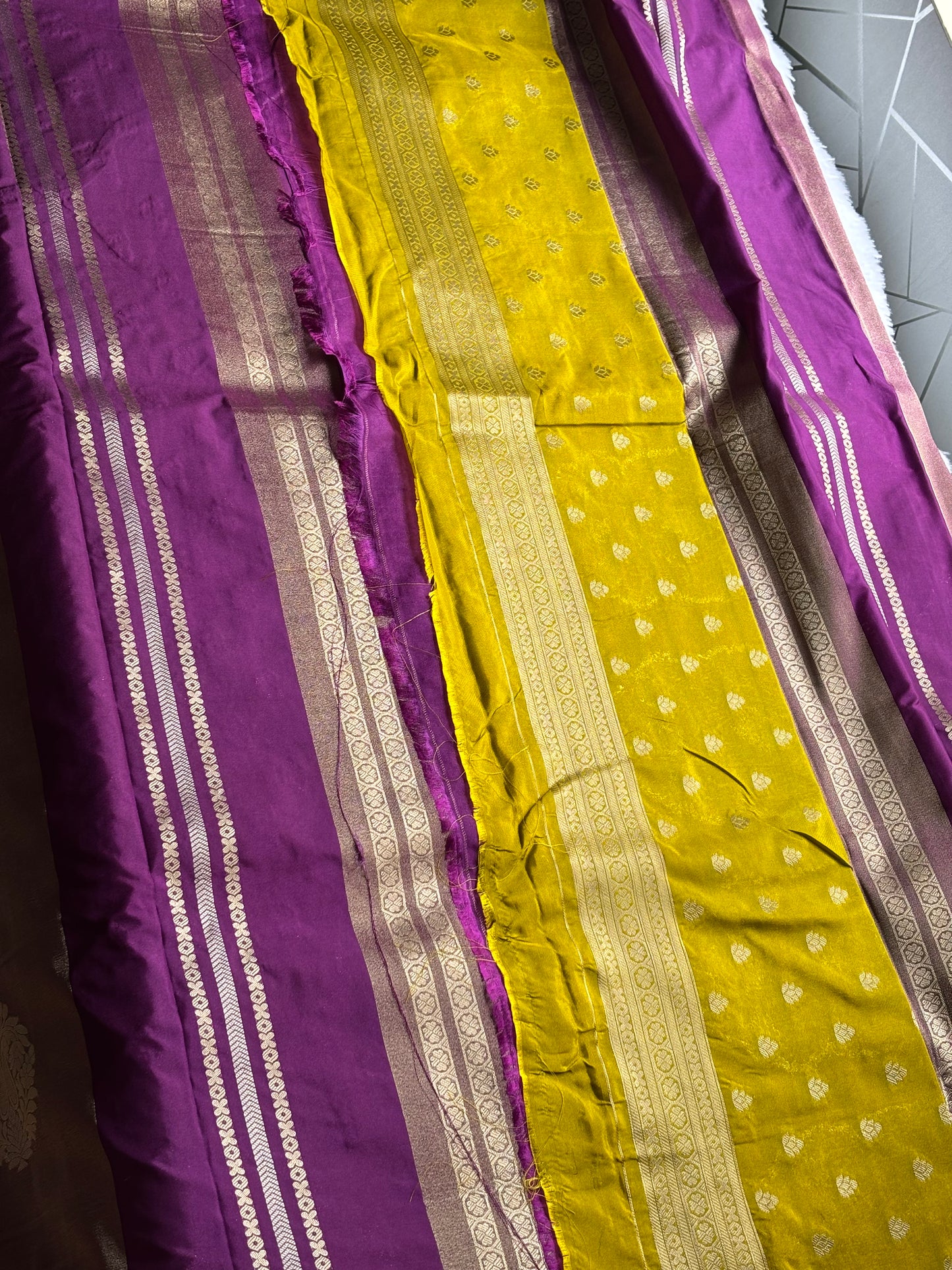 SOFT SILK DESIGNER SAREE (BORDERLESS)